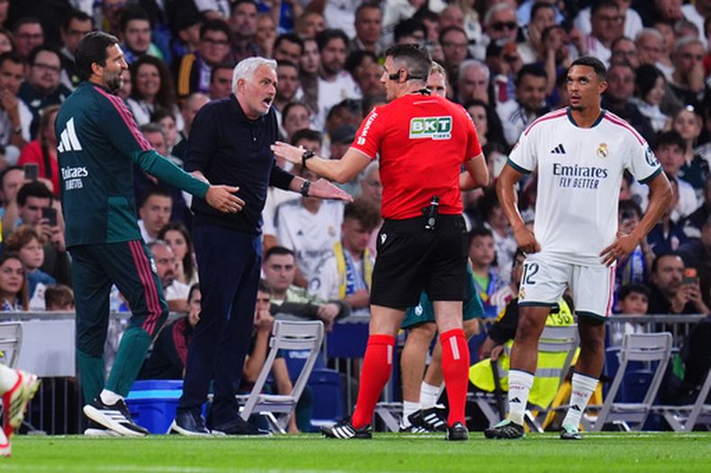 El técnico del Real Madrid Jose Mourinho discute con el árbitro durante el encuentro ante el Villarreal en La Liga el sábado 10 de octubre del 2026. (AP Foto/Manu Fernandez)
