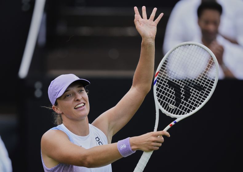 Iga Swiatek de Polonia celebra después de vencer a Jasmine Paolini de Italia en su partido de semifinales del torneo de tenis WTA en Bad Homburg, Alemania, el viernes 27 de junio de 2025. (AP Photo/Michael Probst)