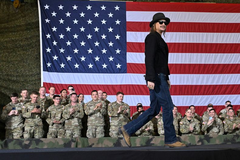 El cantante Kid Rock camina por el escenario para presentar al vicepresidente JD Vance, el 26 de noviembre de 2025, en Fort Campbell, Kentucky. (AP Foto/John Amis, Archivo)