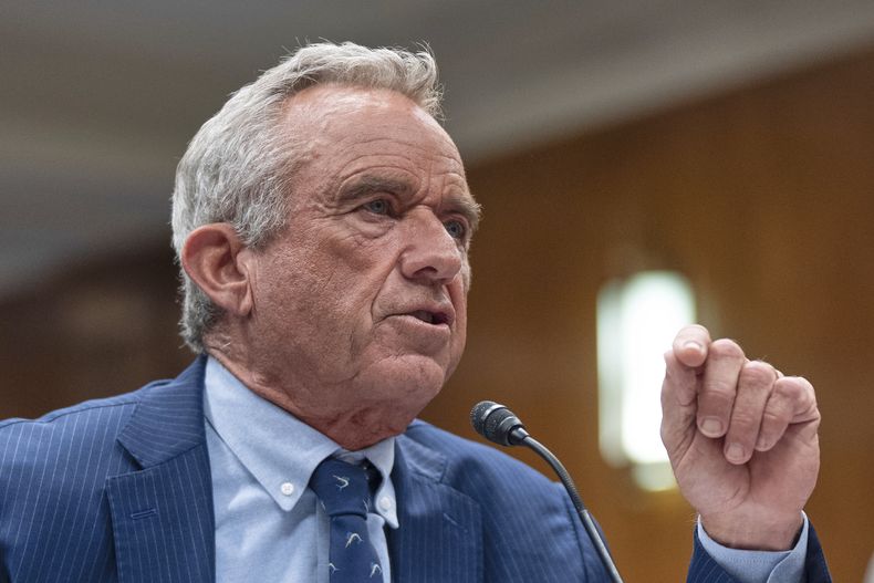 El secretario de Salud y Servicios Humanos, Robert F. Kennedy Jr., testifica ante una comisión del Senado, en el Capitolio, el martes 20 de mayo de 2025, en Washington. (AP Foto/Manuel Balce Ceneta)