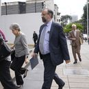 Jesús María Casal, presidente de la Comisión Nacional de Primarias, al frente a la derecha, llega a la oficina del Fiscal General adonde fue citado por las recientes elecciones primarias de la oposición en Caracas, Venezuela, el lunes 30 de octubre de 2023. (AP Foto/Ariana Cubillos)