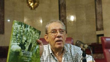 El periodista cubano Luis Báez (1936-2015) durante la presentación de un libro.