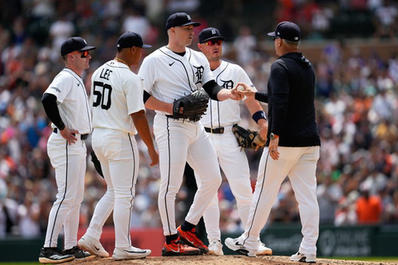 El mánager de los Tigres de Detroit A.J. Hinch (derecha) recibe la bola del pitcher Tarik Skubal durante el séptimo inning del juego contra los Orioles de Baltimore, el miércoles 29 de julio de 2026, en Detroit. (AP Foto/Paul Sancya)