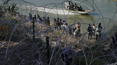 Migrantes que cruzaron a Estados Unidos desde México se encuentran con alambre de púas en el río Bravo, el 21 de septiembre de 2023, en Eagle Pass, Texas. (AP Foto/Eric Gay, Archivo)