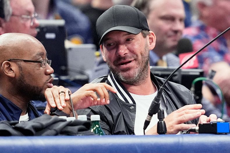 ARCHIVO - Tony Romo, derecha, exquarterback de los Cowboys de Dallas, y analista de NFL en CBS, asiste a un partido de baloncesto de la NBA entre los Pacers de Indiana y los Mavericks de Dallas, el 5 de marzo de 2024, en Dallas. (AP Foto/Tony Gutierrez, Archivo)