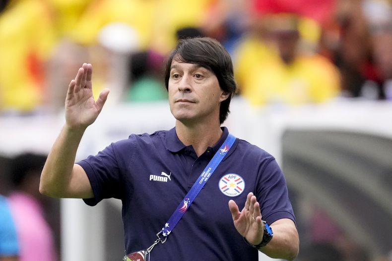 El entrenador de Paraguay, Daniel Garnero, durante un partido del Grupo D de la Copa América contra Colombia en Houston, el lunes 24 de junio de 2024. (AP Foto/Kevin M. Cox)