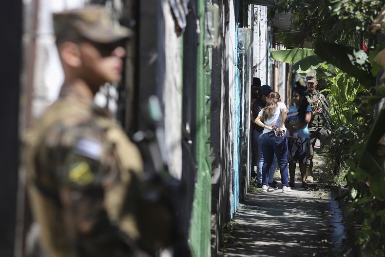 ARCHIVO - Militares salvadoreños patrullan por el barrio de La Campanera en Soyapango, El Salvador, el viernes 27 de enero de 2023. El presidente de El Salvador, Nayib Bukele, ordenó un cerco policial y militar en el departamento de Cabañas en busca de capturar a miembros de pandillas a los que el gobierno atribuye un ataque a una patrulla que dejó dos policías heridos de bala. (AP Foto/Salvador Meléndez, Archivo)