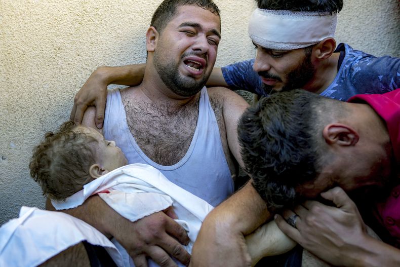 Mahmoud Mikdad llora mientras carga el cadáver de su hijo Yaman, de 21 meses, en la morgue de un hospital de Deir al-Balah, el 16 de julio de 2024. Yaman fue una de las víctimas de un bombardeo de Israel contra la Franja de Gaza. (AP Foto/Abdel Kareem Hana)
