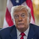 El presidente estadounidense Donald Trump habla con la prensa durante su reunión con el primer ministro británico Keir Starmer en Turnberry, Escocia, el lunes 28 de julio de 2025. (Christopher Furlong/Pool Photo via AP)