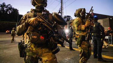 Agentes federales montan guardia cerca de una instalación del Servicio de Inmigración y Control de Aduanas (ICE, por sus siglas en inglés) en Portland, Oregon, el lunes 6 de octubre de 2025. (AP Foto/Ethan Swope)