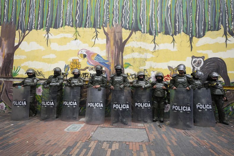 La policía hace guardia cerca de un acto de protesta de seguidores del presidente colombiano, Gustavo Petro, en reclamo por la elección de una nueva fiscal general afuera de la Corte Suprema de Justicia en Bogotá, Colombia, el jueves 8 de febrero de 2024. (AP Foto/Fernando Vergara)