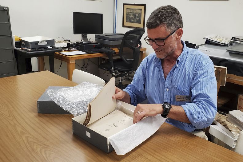El historiador Corey Malcom muestra un primer borrador de la novela de Ernest Hemingway de 1937, To Have and Have Not (Tener y no tener), con notas manuscritas de Hemingway en los márgenes en el Centro de Historia de los Cayos de Florida en Key West, Florida, el lunes 15 de julio de 2024. (Foto AP/David Fischer)