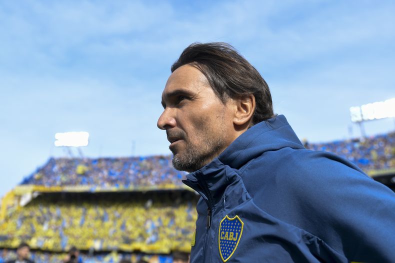 Diego Martínez, técnico de Boca Juniors, ingresa en la cancha antes del clásico ante River Plate, el sábaod 21 de septiembre de 2024 (AP Foto/Gustavo Garello)