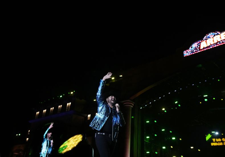 El cantante mexicano Edén Muñoz durante su concierto en el segundo día del festival Arre en la Ciudad de México el 10 de septiembre de 2023. (Foto AP/Fernando Llano)