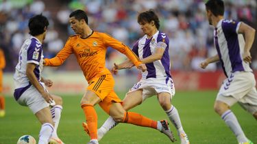 americateve | El portugu&eacute;s Cristiano Ronaldo, del Real Madrid, conduce el bal&oacute;n entre jugadores del Valladolid durante un partido de la liga espa&ntilde;ola en el estadio Jos&eacute; Zorrilla, en Valladolid, Espa&ntilde;a, el mi&eacute;rcoles 7 de mayo de