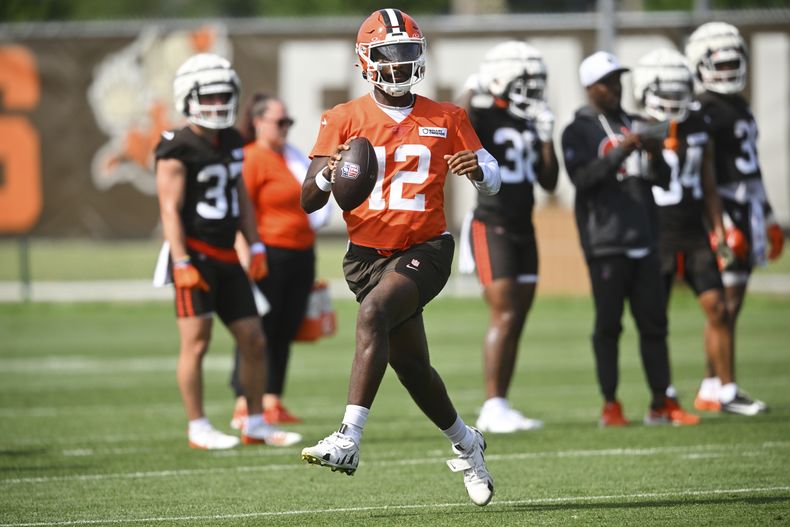 El quarterback Shedeur Sanders (12) de los Browns de Cleveland durante un entrenamiento, el 26 de julio de 2025, en Berea, Ohio. (AP Foto/David Richard)