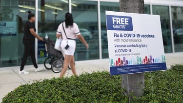 Anuncio de vacunas afuera de una farmacia en Miami, el jueves 4 de septiembre de 2025. (AP Foto/Rebecca Blackwell)