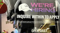 Un cartel buscando empleados en un restaurante de Glenview, Illinois, el 12 de diciembre de 2023. (Foto AP /Nam Y. Huh)