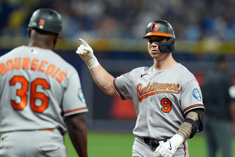 Tyler ONeil (9), de los Orioles de Baltimore, celebra con el primera base Jason Bourgeois (36), tras su sencillo productor ante el pitcher de Tampa Bay Bryan Baker durante la 10ma entrada del juego de béisbol del sábado 15 de agosto de 2026, en St. Petersburg, Fla. (AP Foto/Chris OMeara)