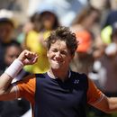 Casper Ruud celebra tras ganar el encuentro de tercera ronda del Abierto de Francia frente Zhang Zhizhen, el sábado 3 de junio del 2023. (AP Foto/Christophe Ena)