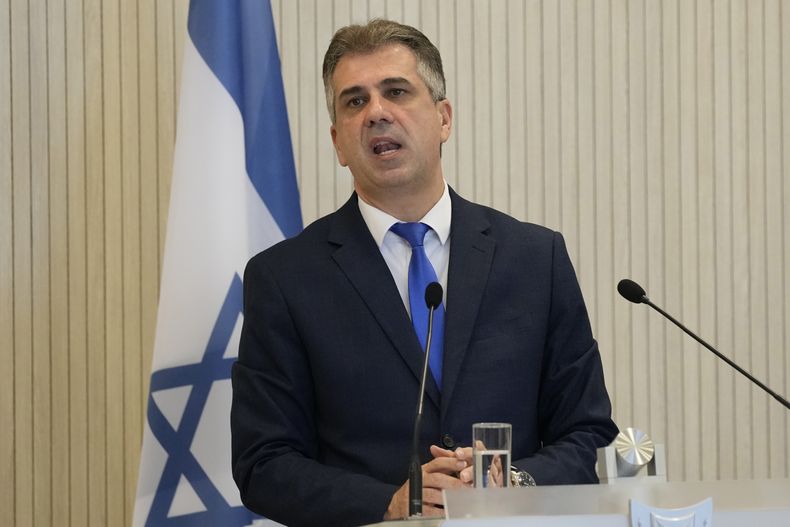ARCHIVO - El ministro de Asuntos Exteriores de Israel, Eli Cohen, habla con los medios de comunicación durante una conferencia de prensa luego de una reunión en Nicosia, Chipre, el 31 de marzo de 2023. (AP Foto/Petros Karadjias, Archivo)