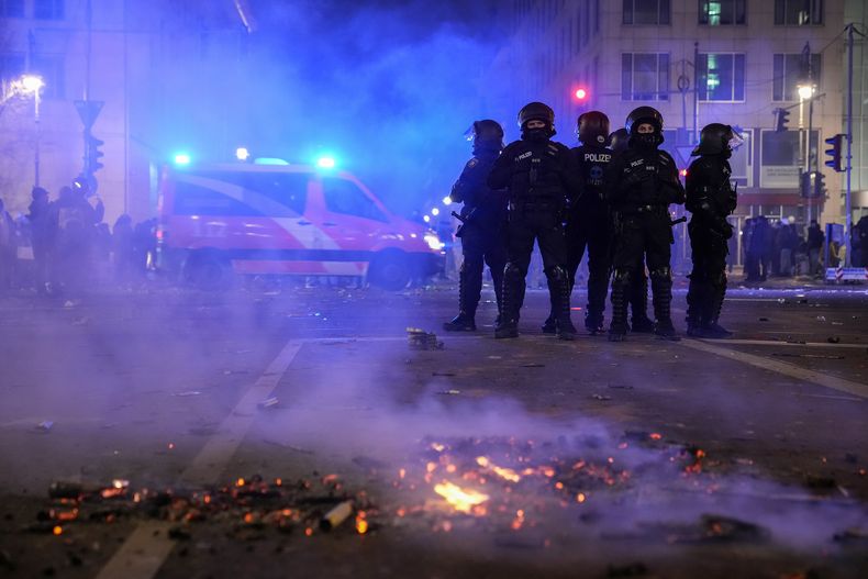 Agentes de policía vigilan las calles tras incidentes con fuegos artificiales durante los festejos por el Año Nuevo en Berlín, Alemania, el miércoles 1 de enero de 2025. (AP Foto/Ebrahim Noroozi)