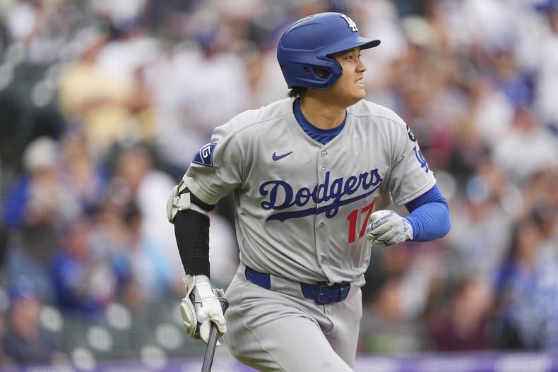 Shohei Ohtani, de los Dodgers de Los Ángeles, avanza a primera luego de conectar un elevado en el juego del martes 24 de junio de 2025, ante los Rockies de Colorado (AP Foto/David Zalubowski)