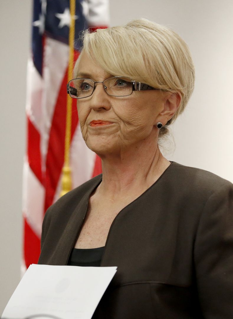 La gobernadora Jan Brewer habla en una conferencia de prensa donde anunci&oacute; que hab&iacute;a vetado un proyecto de ley que aumenta la protecci&oacute;n para las personas que aleguen sus creencias religiosas a fin de rechazar prestar un servicio a lo