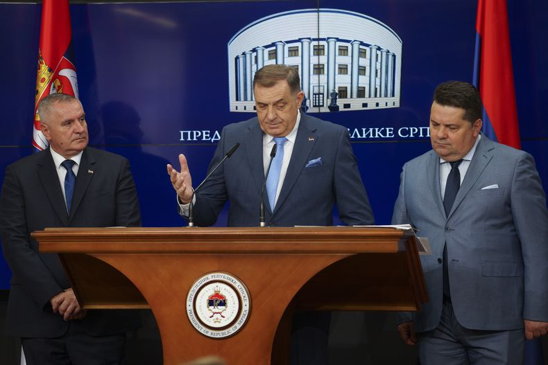El presidente bosnio-serbio Milorad Dodik, al centro, en conferencia de prensa con el primer ministro Radovan Viskovic (izq) y el titular del parlamento Nenad Stevandic luego que fiscales bosnios ordenaron la detención de tres funcionarios bosnio-serbios debido a una serie de acciones separatistas, en el pueblo bosnio de Banja Luka, a 240 kilómetros al noroeste de Sarajevo, el 12 de marzo del 2025. (AP foto/Radivoje Pavicic)