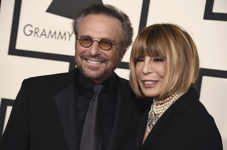 ARCHIVO - Barry Mann, izquierda, y Cynthia Weil llegan a la 57a entre anual del Grammy en el Staples Center el domingo 8 de febrero de 2015 en Los Angeles. Cynthia Weil, una letrista galardonada con el Grammy de notable variedad y permanencia que disfrutó de una asociación de décadas con su esposo Barry Mann y ayudó a escribir Youve Lost That Lovin Feeling, On Broadway, Walking in the Rain así como decenas de éxitos más, ha muerto a los 82 años. (Foto Jordan Strauss/Invision/AP, archivo)