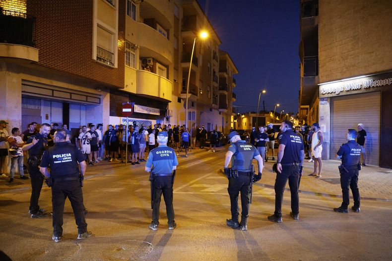 Policías locales y agentes de la Guardia Civil toman posiciones durante disturbios en Torre Pacheco, en el este de España, el viernes 12 de julio de 2025. (Martín C./Europa Press via AP)
