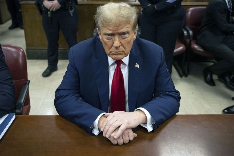 El expresidente Donald Trump espera el inicio de su proceso judicial en la corte penal de Manhattan, el 23 de abril de 2024, en Nueva York. (AP Foto/Yuki Iwamura, Pool, Archivo)