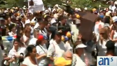 Mujeres se lanzan a las calles de Venezuela a protestar.
