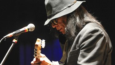 ARCHIVO- El cantautor Sixto Rodriguez se presenta en el Beacon Theatre el 7 de abril de 2013 en Nueva York. Rodriguez, quien fue retratado en el documental galardonado con el Oscar “Searching for Sugarman”, murió, informó el sito web Sugarman.org el martes 8 de agosto de 2023 y confirmó su nieta. Tenía 81 años. (Foto Evan Agostini/Invision/AP, archivo)