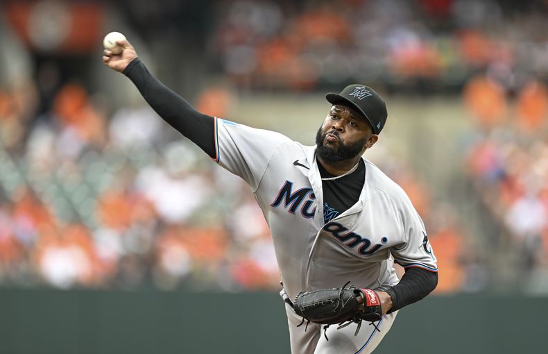 ARCHIVO - El dominicano Johnny Cueto, relevista de los Marlins de Miami, hace un lanzamiento en el juego del domingo 16 de julio de 2023, ante los Orioles de Baltimore (AP Foto/Terrance Williams, archivo)