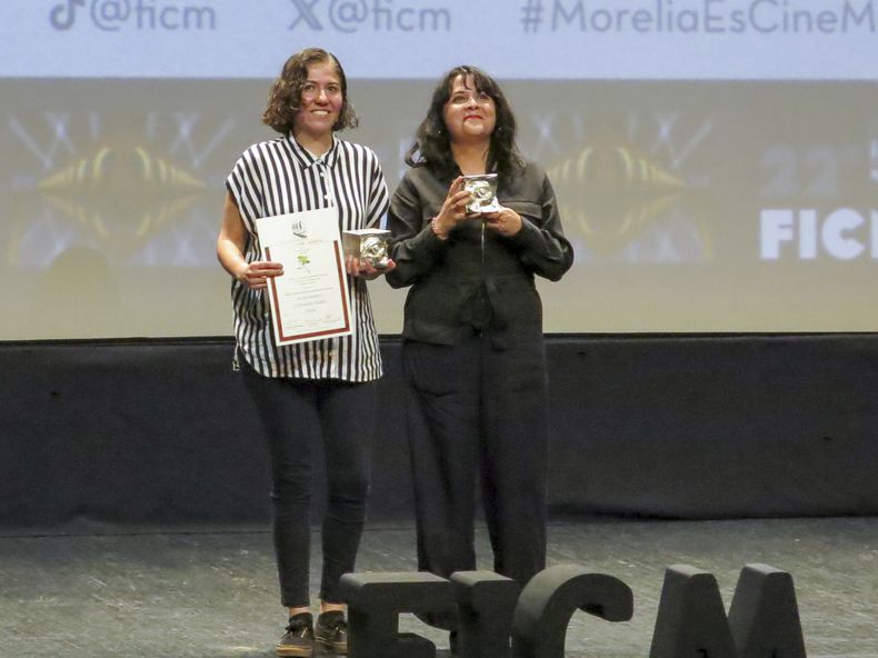 Las directoras Fernanda Valadez, izquierda, y Astrid Rondero de la película Sujo posan con los premios a mejor dirección y mejor guion en la ceremonia de la 22ª edición del Festival Internacional de Cine de Morelia, el viernes 25 de octubre de 2024, en Morelia, México. (Foto AP /Berenice Bautista)