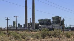 La planta de energía Cholla operada con carbón, que cerró sus puertas en marzo, en imagen del miércoles 23 de abril de 2025, cerca de Joseph City, Arizona. (AP Foto/Susan Montoya Bryan)