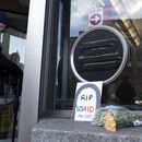 Flores y un letrero afuera de las oficinas de la Agencia de los Estados Unidos para el Desarrollo Internacional (USAID, por sus siglas en inglés), el viernes 7 de febrero de 2025, en Washington. (AP Foto/Jose Luis Magana)