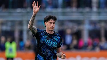 ARCHIVO - El jugador del Inter de Milan Alessandro Bastoni calienta antes de un partido de Serie A entre el Inter de Milan y el Parma, en Milán, Italia, el 3 de mayo de 2026. (AP Foto/Luca Bruno)