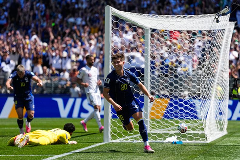 El bosnio Esmir Bajraktarevic, a la derecha, celebra después de que el qatarí Sultan Albrake marcó un autogol durante su partido por el Grupo B del Mundial, el miércoles 24 de junio de 2026, en Seattle. (AP Foto/Lindsey Wasson)