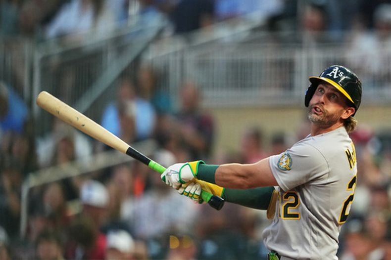 Jeff McNeil, de los Atléticos, batea frente a los Mellizos de Minnesota durante la quinta entrada del juego de béisbol de Grandes Ligas, el viernes 24 de julio de 2026, en Minneapolis. (AP Foto/Ellen Schmidt)