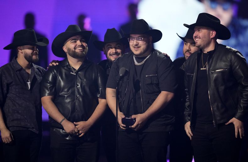 Grupo Frontera recibe el premio a mejor canción regional mexicana por No se va (en vivo) en los Latin American Music Awards el jueves 20 de abril de 2023 en la arena MGM Grand Garden en Las Vegas. (Foto AP/John Locher)