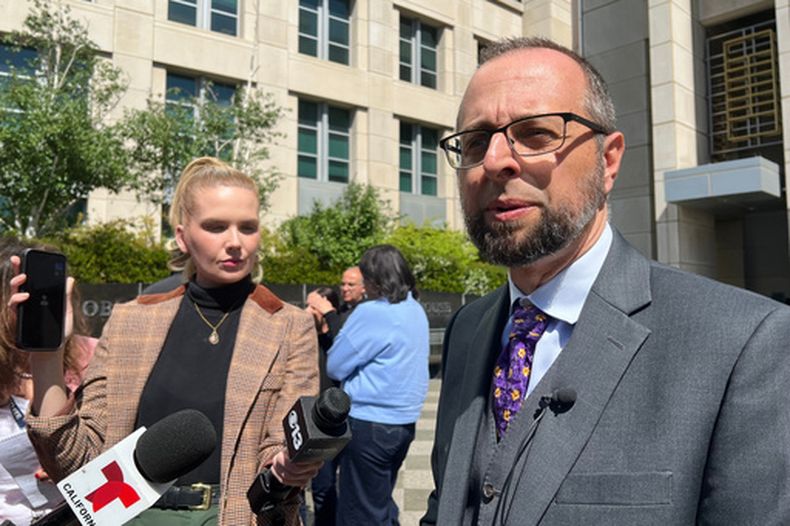 Patrick Kolasinski, un abogado especializado en inmigración que representa a Carlos Iván Mendoza Hernández, un hombre al que dispararon durante una detención llevada a cabo por el Servicio de Inmigración y Control de Aduanas de Estados Unidos, habla con los periodistas el martes 14 de abril de 2026 en Sacramento, California. (AP Foto/Sophie Austin)