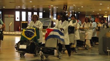 americateve | Dos galenos cubanos abandonaron sus puestos en Brasil y  habrían llegado en los últimos días a EEUU.