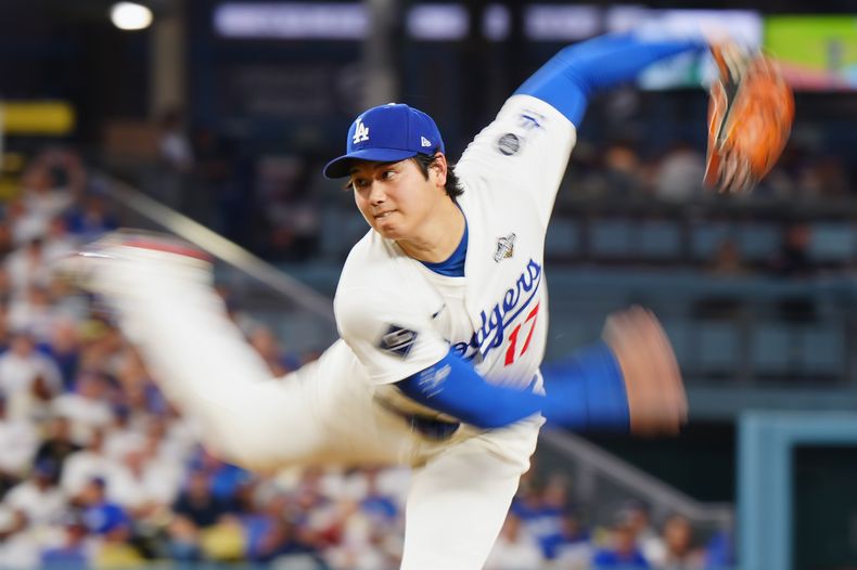 El japonés Shohei Ohtani, de los Dodgers de Los Ángeles, hace un pitcheo ante los Azulejos de Toronto en el cuarto juego de la Serie Mundial, el martes 28 de octubre de 2025 (Frank Gunn/The Canadian Press via AP)