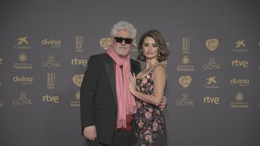 El director de cine Pedro Almodóvar y la actriz Penélope Cruz posan antes de la 38a edición de los Premios Goya en Valladolid, España, el 10 de febrero de 2024. (José Oliva/Europa Press vía AP)