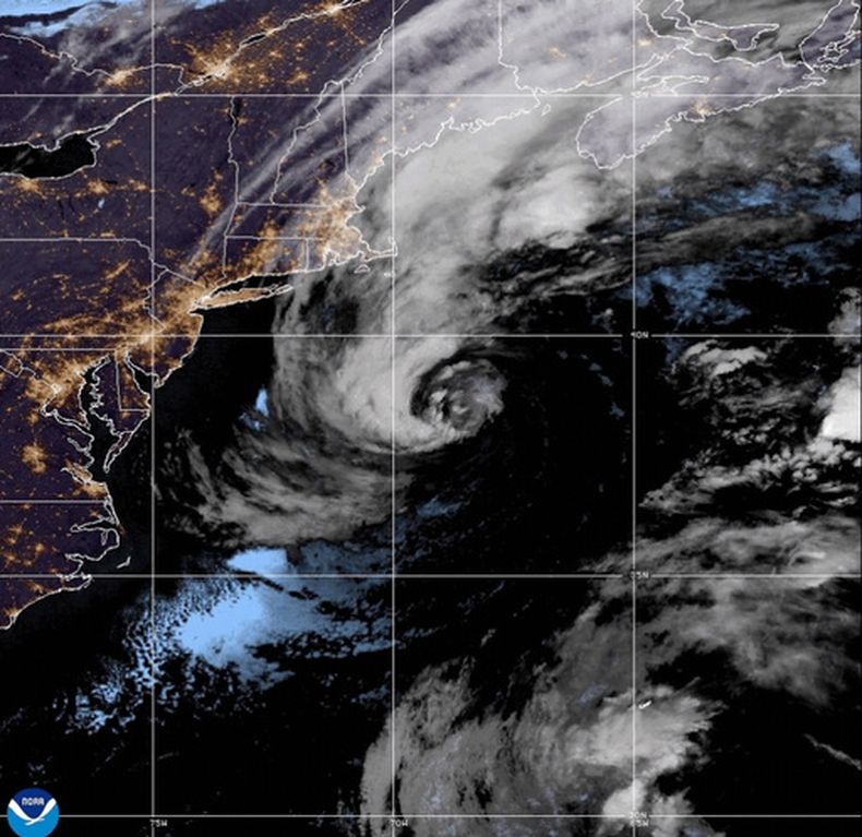 Esta imagen por satélite de la Oficina Nacional de Administración Oceánica y Atmosférica de Estados Unidos (NOAA, por sus siglas en inglés) muestra la tormenta subtropical Josephine junto a la costa noroeste de Estados Unidos, el jueves 22 de octubre de 2026. (Oficina Nacional de Administración Oceánica y Atmosférica de Estados Unidos via AP)