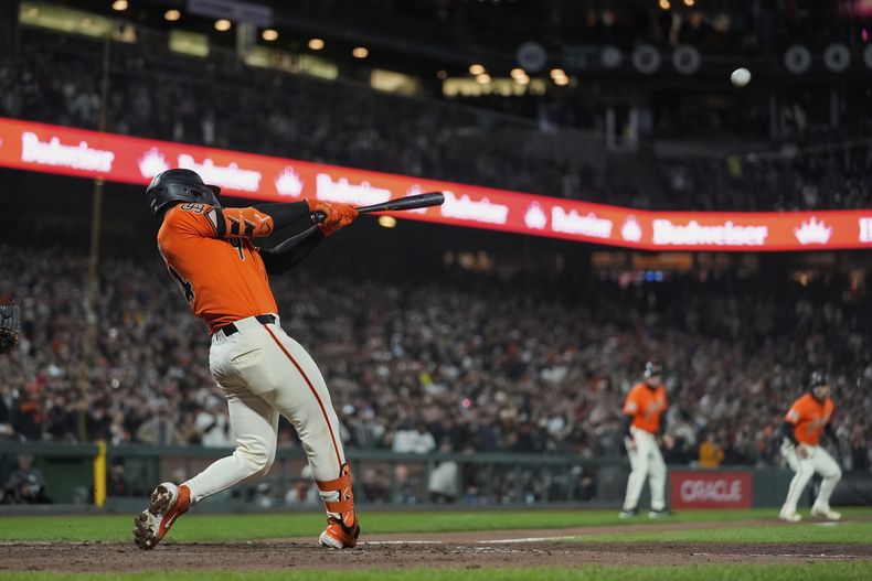 Patrick Bailey de los Gigantes de San Francisco batea un jonrón de tres carreras en la novena entrada ante los Piratas de Pittsburgh el viernes 26 de abril del 2024. (AP Foto/Godofredo A. Vásquez)