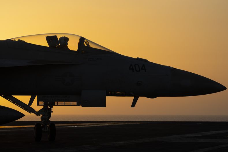 ARCHIVO - Un avión de combate realiza maniobras en la plataforma del portaaviones USS Dwight D. Eisenhower en el Mar Rojo, June 11, 2024. (AP Foto/Bernat Armangue, archivo)