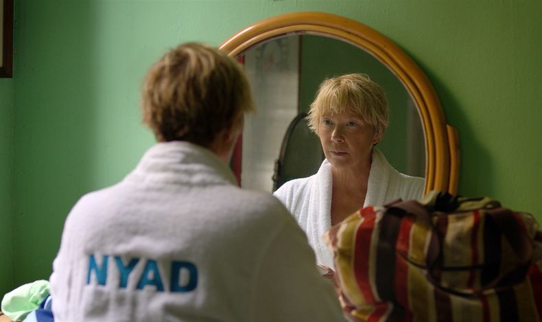 En esta imagen proporcionada por Netflix, Annette Bening como Diana Nyad en una escena de la película Nyad. (Netflix vía AP)